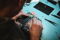 Какие ноутбуки и смартфоны проще ремонтировать? Опубликован рейтинг